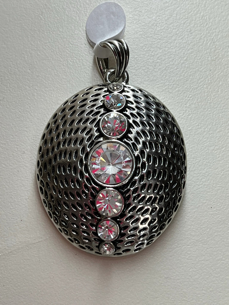 Crystal and metal pendant