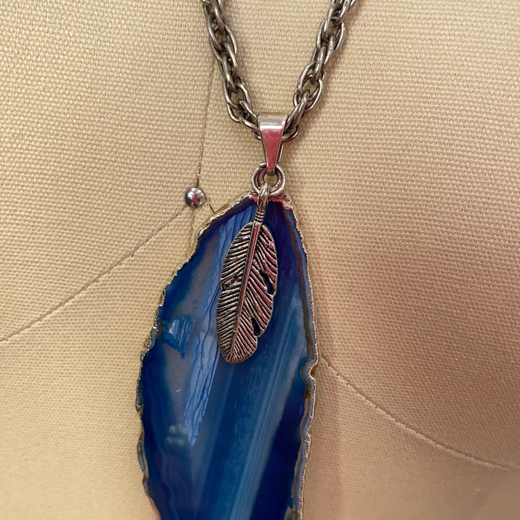 Vintage chain necklace with feather and geode slice pendant